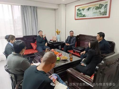 跨境電商與物流專(zhuān)業(yè)委員會(huì)負(fù)責(zé)人高翔與河南路通國(guó)際經(jīng)貿(mào)集團(tuán)李鋼偉董事長(zhǎng)會(huì)面，共商行業(yè)發(fā)展新機(jī)遇